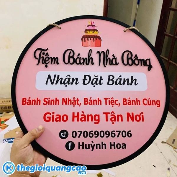 Biển vẫy hộp đ&egrave;n tiệm b&aacute;nh sinh nhật