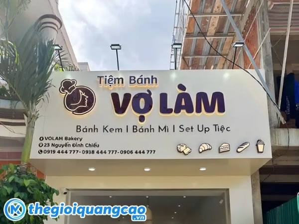 Mẫu bảng hiệu b&aacute;nh kem chữ nổi gắn led s&aacute;ng ch&acirc;n