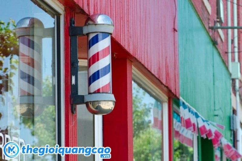 Đèn xoay barber pole đặc trưng cho tiệm barber shop