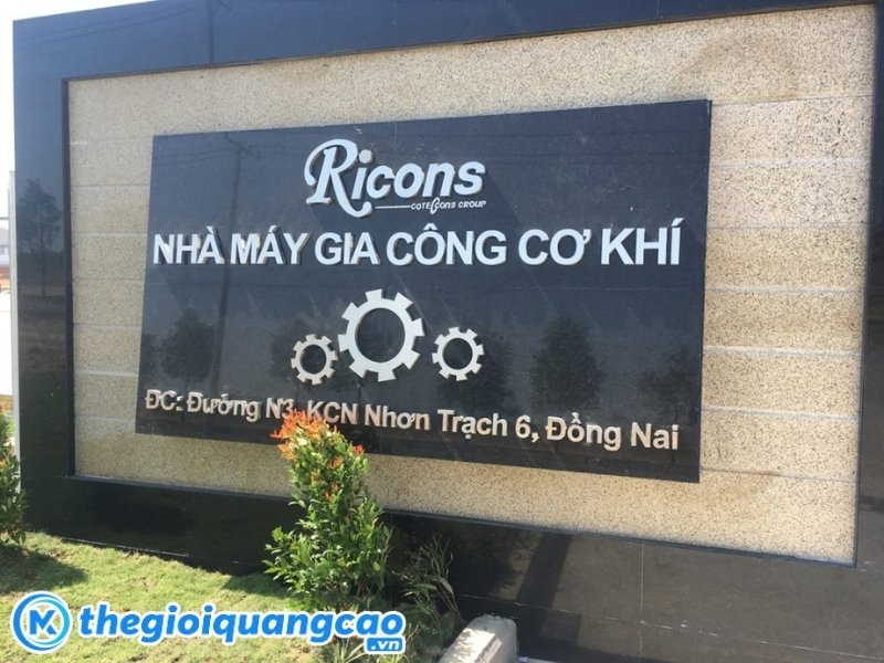 Mẫu bảng hiệu c&ocirc;ng ty nh&agrave; m&aacute;y gia c&ocirc;ng cơ kh&iacute;