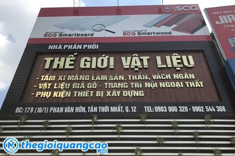 Mẫu dự &aacute;n l&agrave;m c&ocirc;ng ty x&acirc;y dựng chữ nổi inox nền gỗ