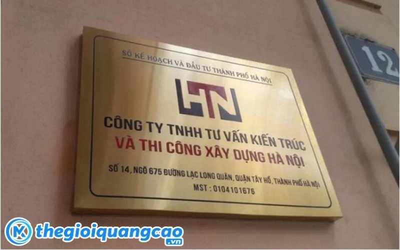 Mẫu bảng hiệu c&ocirc;ng ty x&acirc;y dựng l&agrave;m bằng chất liệu inox v&agrave;ng gương