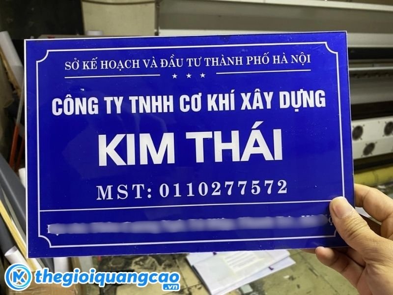 Mẫu bảng hiệu c&ocirc;ng ty tnhh cơ kh&iacute; x&acirc;y dựng Kim Th&aacute;i chất liệu mica
