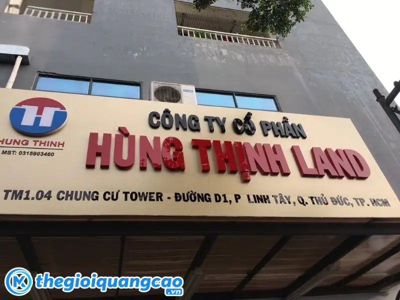 Mẫu bảng hiệu c&ocirc;ng ty x&acirc;y dựng Hưng Thịnh Land nền inox chữ nổi mica