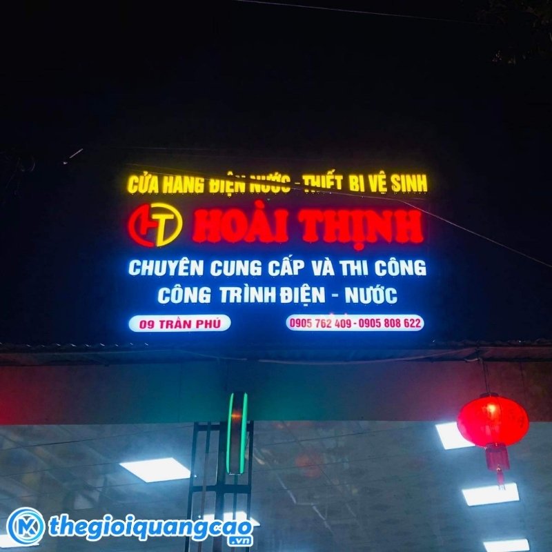 Mẫu bảng hiệu cửa h&agrave;ng điện nước thiết bị vệ sinh Ho&agrave;i Thịnh