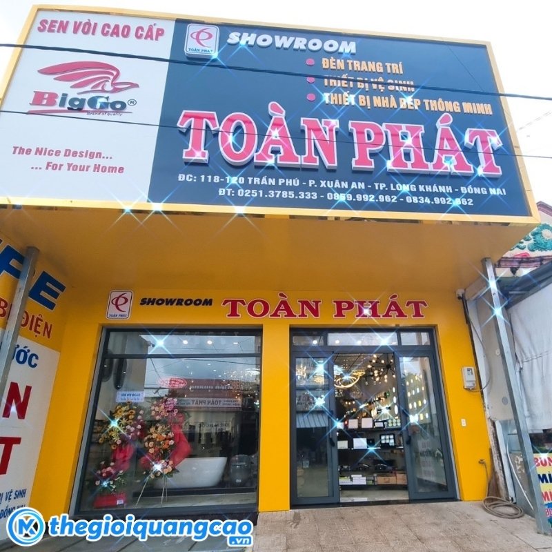 Bảng hiệu cửa h&agrave;ng điện nước mặt dụng Alu chữ nổi Mica