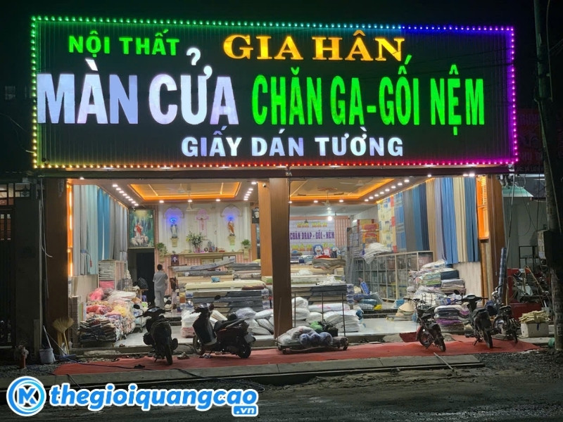 Mẫu bảng hiệu cửa h&agrave;ng r&egrave;m cửa nền t&ocirc;n s&oacute;ng chữ nổi gắn Led