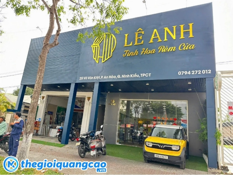 Mẫu bảng hiệu cửa h&agrave;ng r&egrave;m cửa L&ecirc; Anh chữ nổi Inox