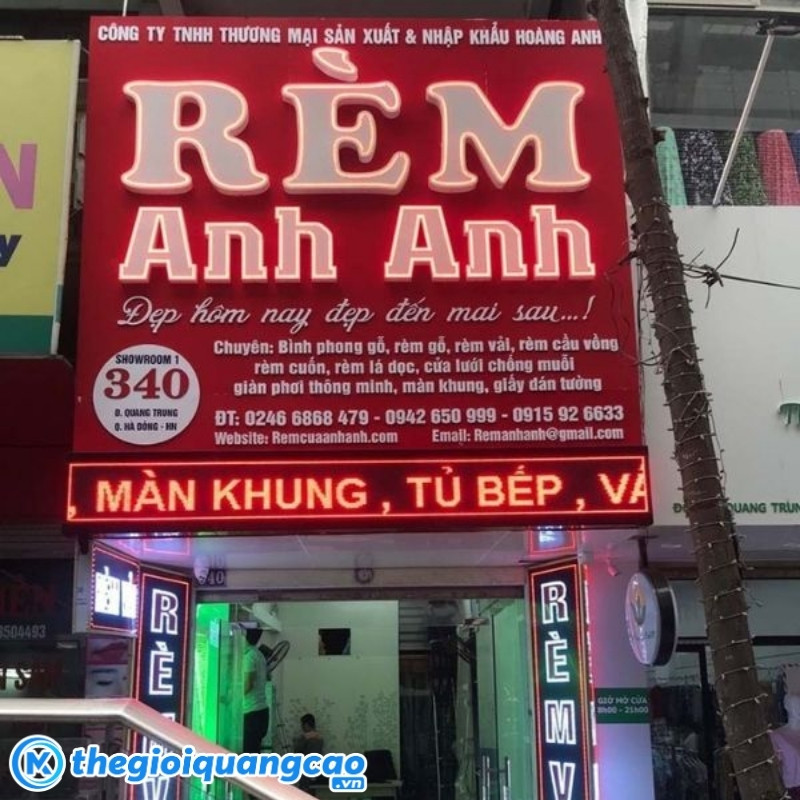 Bảng hiệu cửa h&agrave;ng r&egrave;m cửa chữ nổi mica viền inox