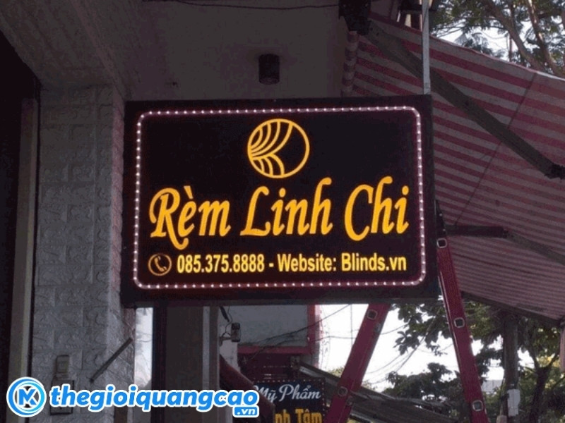 Mẫu bảng hiệu Led vẫy cửa h&agrave;ng r&egrave;m cửa