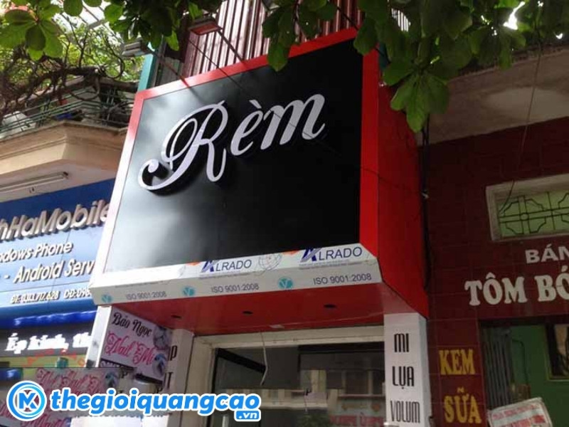 Mẫu biển c&aacute;o cửa h&agrave;ng r&egrave;m cửa chữ nổi mica