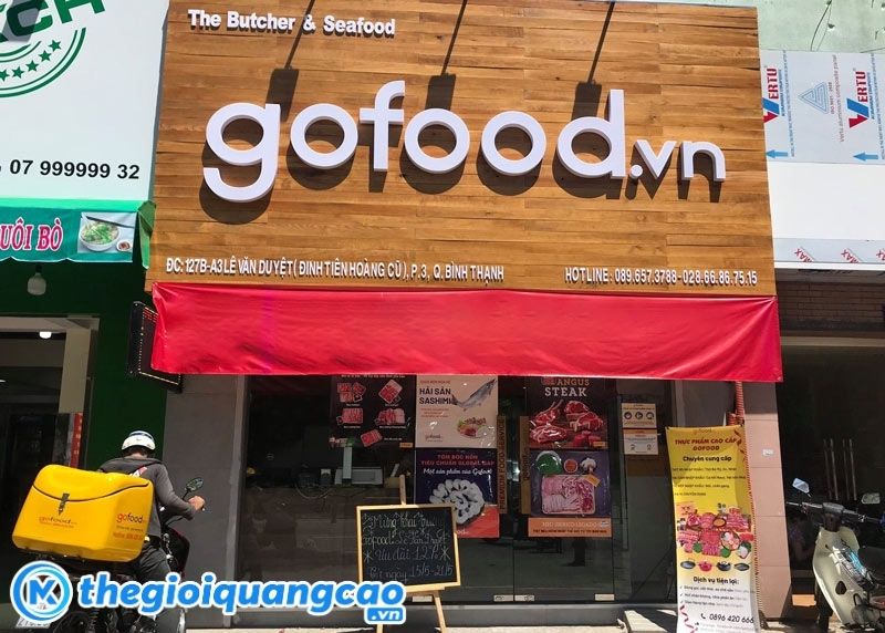 Mẫu bảng hiệu cửa h&agrave;ng thực phẩm Gofood.vn nền gỗ chữ nổi mica