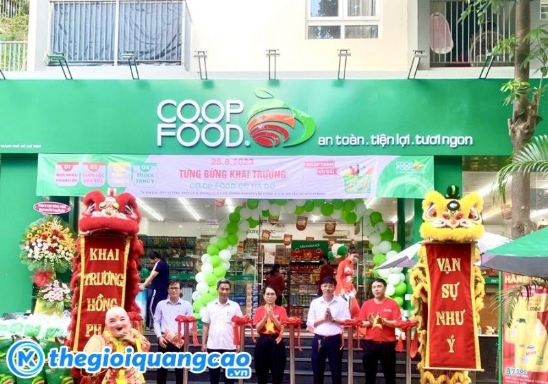 Mẫu bảng hiệu cửa h&agrave;ng thực phẩm mặt dựng ALu chữ nổi Mica