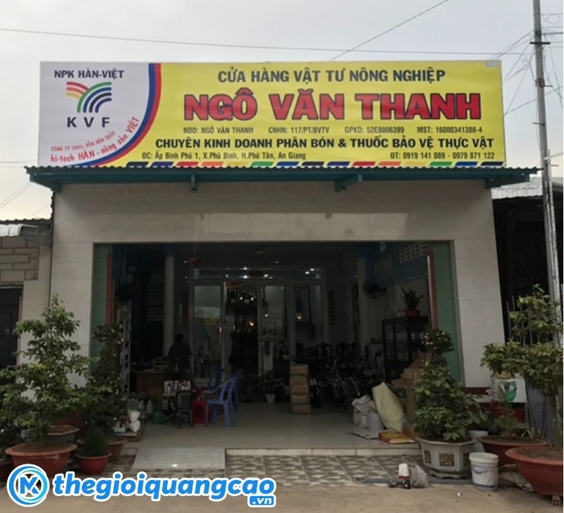 Bảng hiệu cửa h&agrave;ng vật tư n&ocirc;ng nghiệp chất liệu bạt Hiflex