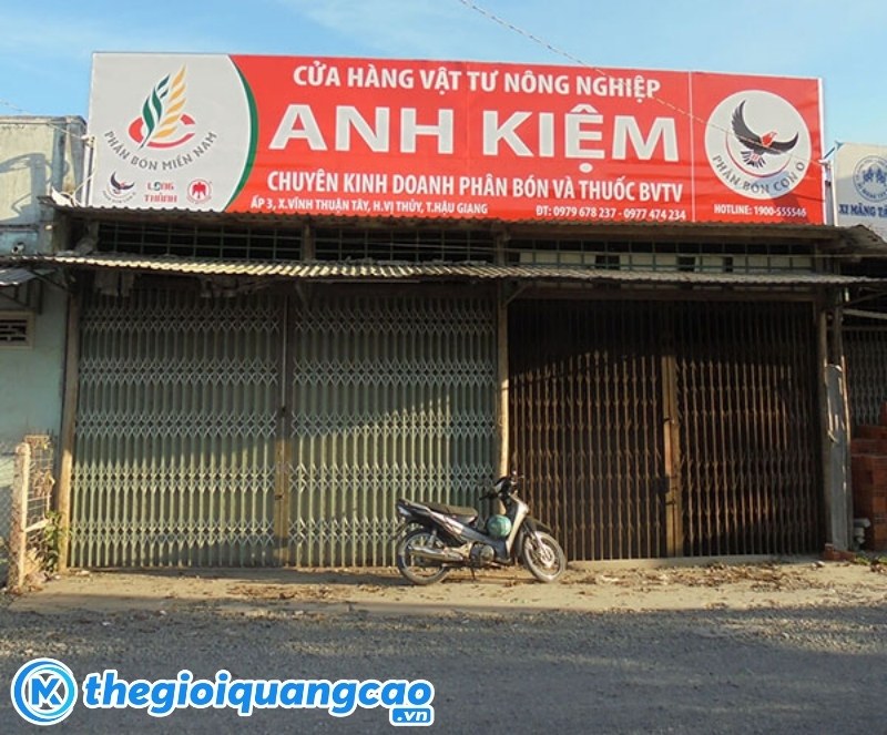 Bảng hiệu cửa h&agrave;ng vật tư n&ocirc;ng nghiệp t&ocirc;n d&aacute;n decal