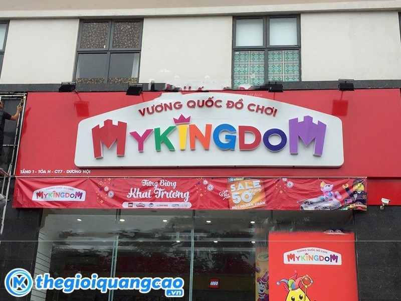 Bảng hiệu đồ chơi trẻ em mặt dựng Alu chữ nổi Mica