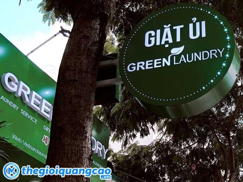 Biển vẫy hộp đ&egrave;n mica h&uacute;t nổi tiệm giặt sấy