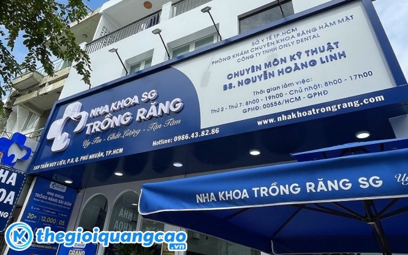 Mẫu bảng hiệu m&agrave;u xanh dương ph&ograve;ng kh&aacute;m nha khoa