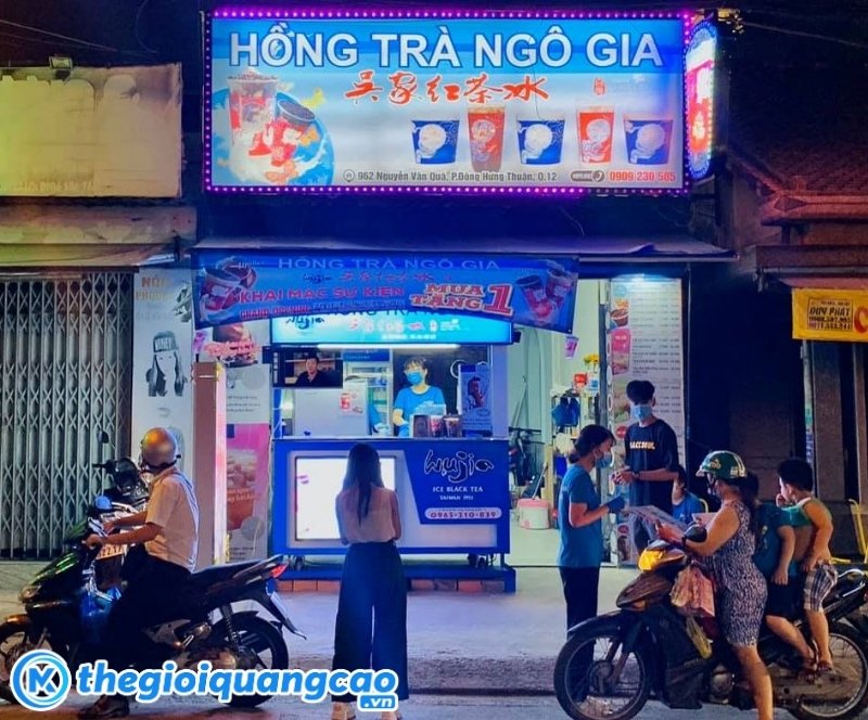 Bảng hiệu quảng c&aacute;o m&agrave;u xanh dương bạt 3M in UV c&oacute; khả năng xuy&ecirc;n s&aacute;ng