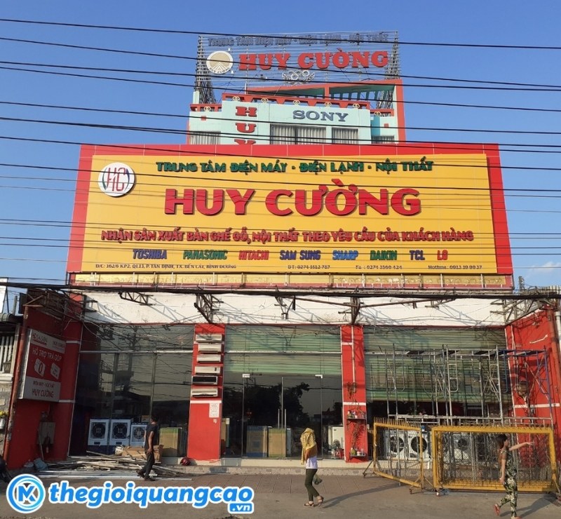 Bảng hiệu nền v&agrave;ng chữ đỏ trung t&acirc;m điện m&aacute;y, điện lạnh, nội thất