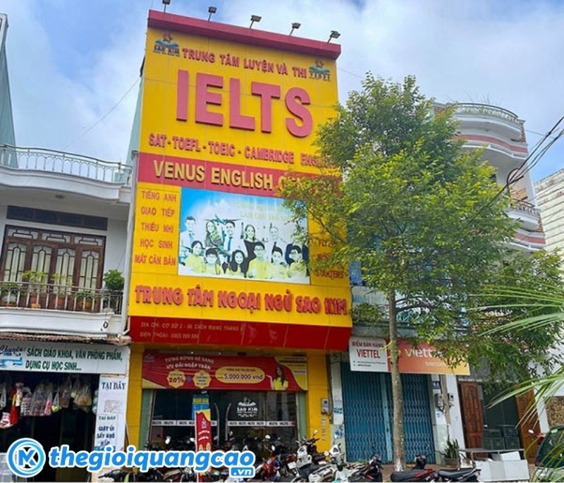 Mẫu bảng hiệu nền v&agrave;ng chữ đỏ trung t&acirc;m luyện v&agrave; thi Ielts