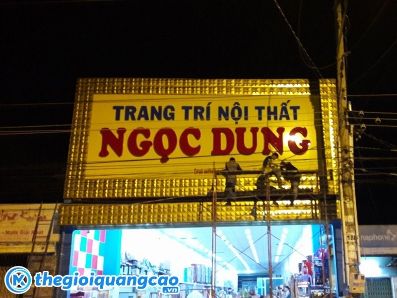 Mẫu bảng hiệu nền v&agrave;ng chữ đổ cho cửa h&agrave;ng trang tr&iacute; nội thất Ngọc Dung
