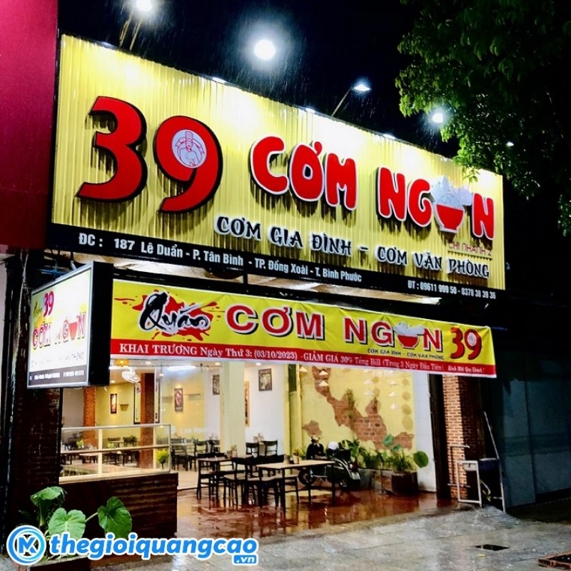 Mẫu bảng hiệu nền v&agrave;ng chữ đỏ qu&aacute;n cơm gia đ&igrave;nh, cơm văn ph&ograve;ng