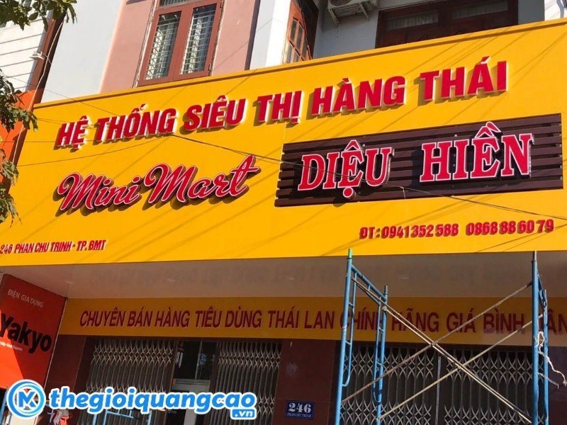 Mẫu bảng hiệu nền v&agrave;ng chữ đỏ hệ thống si&ecirc;u thị h&agrave;ng th&aacute;i