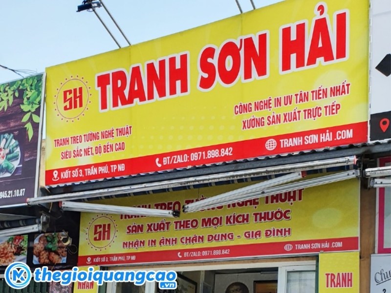 Mẫu bảng hiệu nền v&agrave;ng chữ đỏ cửa h&agrave;ng Tranh Sơn Hải