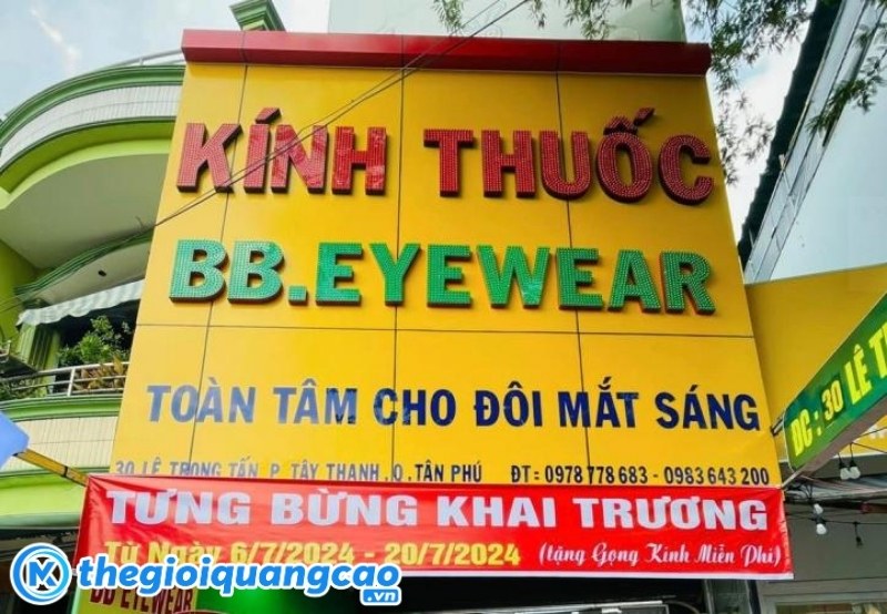 Thiết kế bảng hiệu nền v&agrave;ng chữ đỏ theo y&ecirc;u cầu