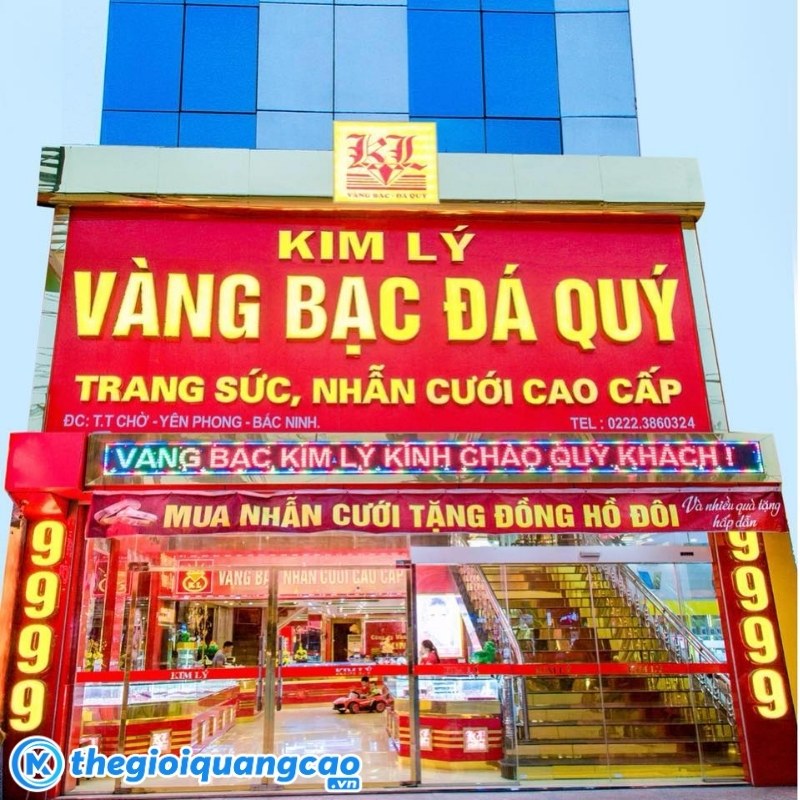 Bảng hiệu nền v&agrave;ng chữ đỏ cho tiệm v&agrave;ng bạc đ&aacute; qu&yacute;