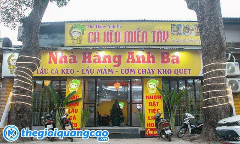 Bảng hiệu nền v&agrave;ng chữ đỏ cho nh&agrave; h&agrave;ng Anh Ba