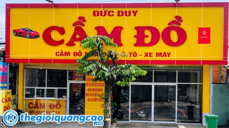 Bảng hiệu nền v&agrave;ng chữ đỏ mặt dựng Alu chữ nổi Mica