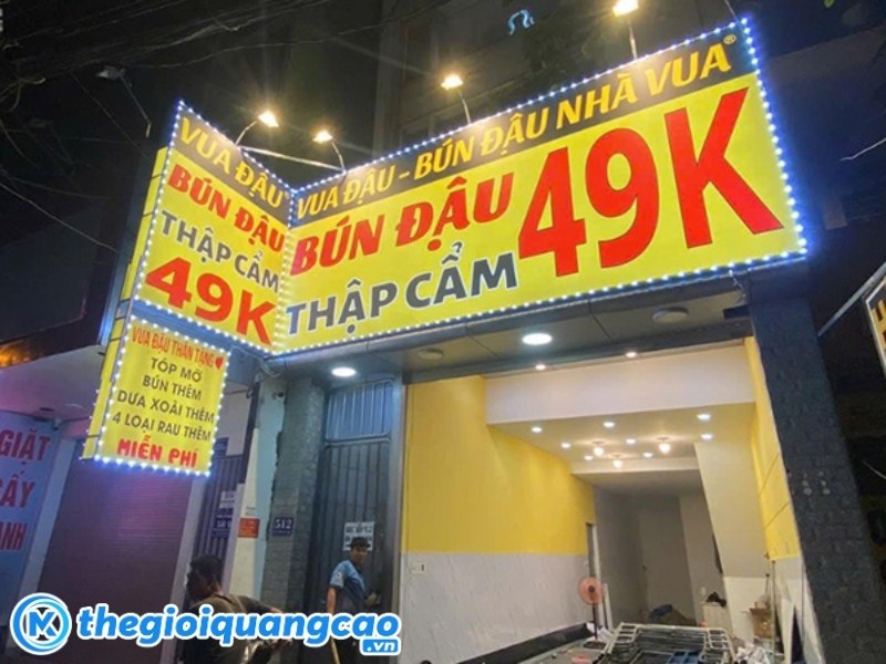 Bảng hiệu hộp đ&egrave;n nền v&agrave;ng chữ đỏ