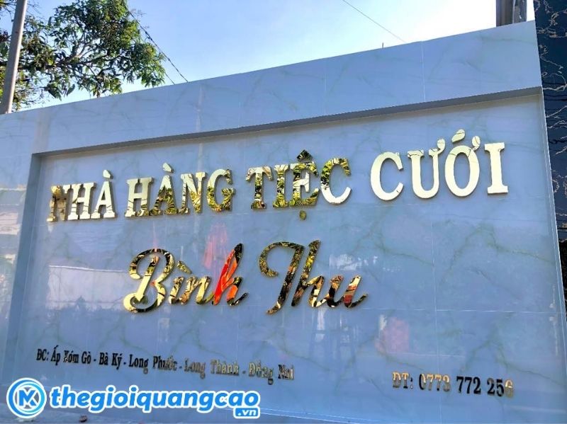 Bảng hiệu nh&agrave; h&agrave;ng tiệc cưới chữ nổi inox v&agrave;ng gương