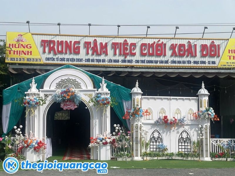 Mẫu bảng hiệu trung t&acirc;m tiệc cưới xo&agrave;i đ&ocirc;i