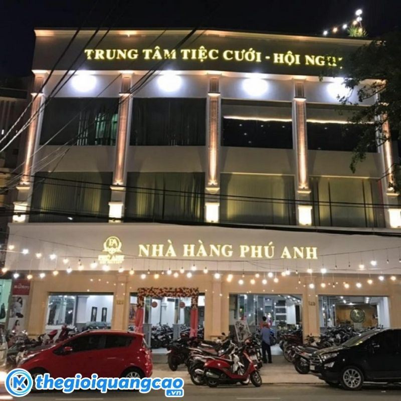 Mẫu bảng hiệu nh&agrave; h&agrave;ng tiệc cưới Ph&uacute; Anh