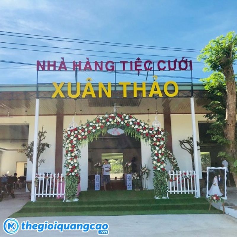 Thi c&ocirc;ng bảng hiệu quảng c&aacute;o nh&agrave; h&agrave;ng tiệc cưới gi&aacute; rẻ chất lượng tại TPHCM