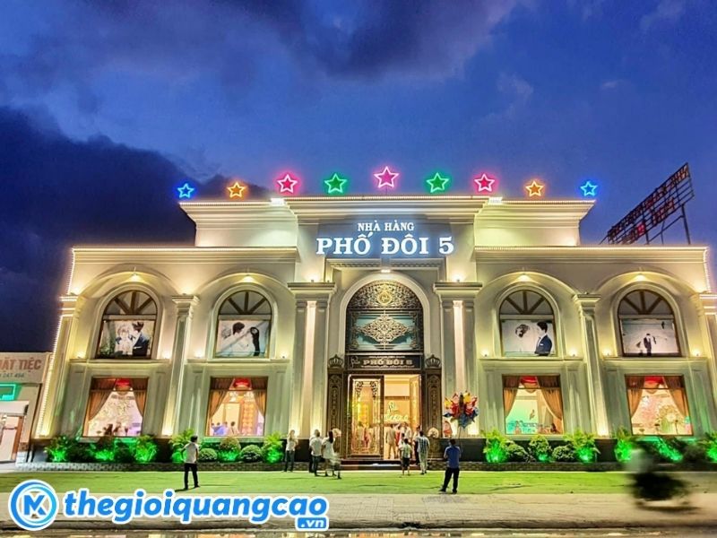 Mẫu bảng hiệu nh&agrave; h&agrave;ng tiệc cưới phong c&aacute;ch t&acirc;n cổ điển