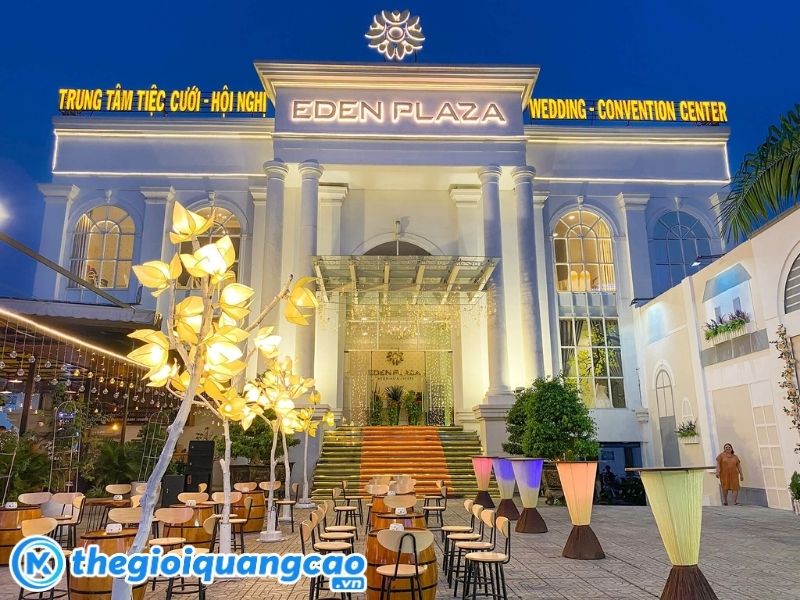 Mẫu bảng hiệu nh&agrave; h&agrave;ng tiệc cưới ph&ograve;ng c&aacute;ch hiện đại