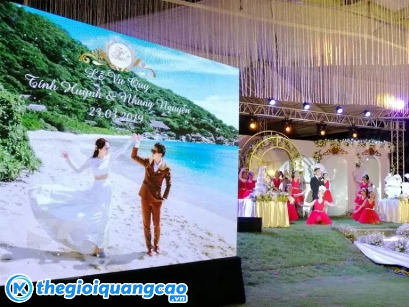 Mẫu bảng hiệu m&agrave;n h&igrave;nh LED tr&igrave;nh chiếu video Pre-wedding