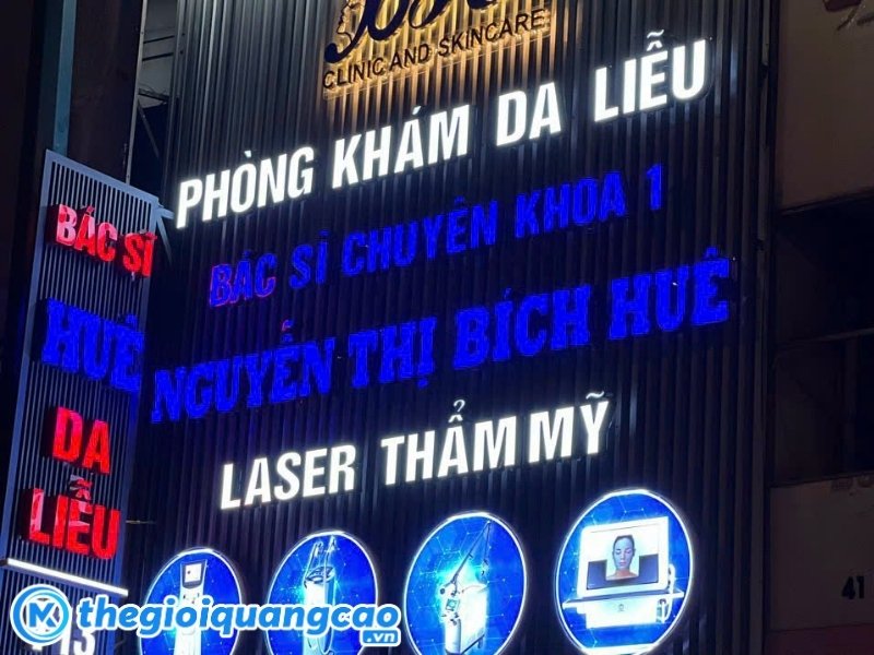 Mẫu bảng hiệu ph&ograve;ng kh&aacute;m da liễu nền t&ocirc;n s&oacute;ng chữ nổi gắn Led