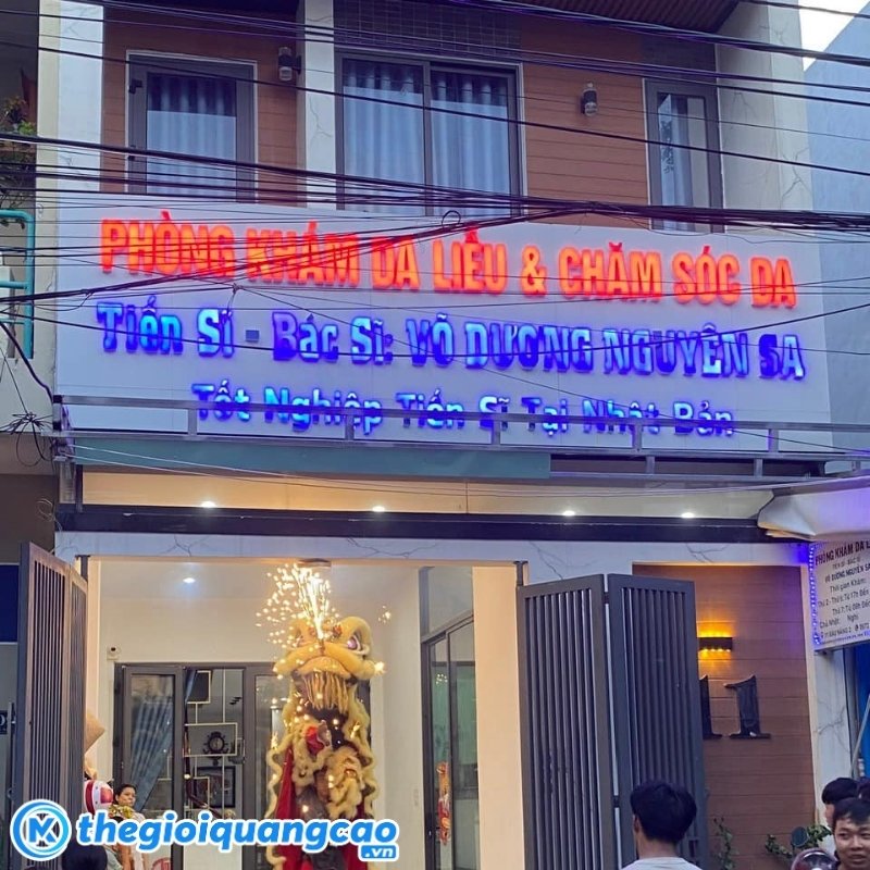 Mẫu bảng hiệu ph&ograve;ng kh&aacute;m da liễu v&agrave; chăm s&oacute;c da