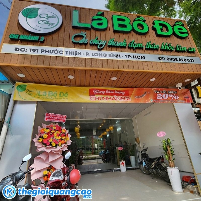 Bảng hiệu quán chay nền gỗ mộc mạc, gần gũi thiên nhiên