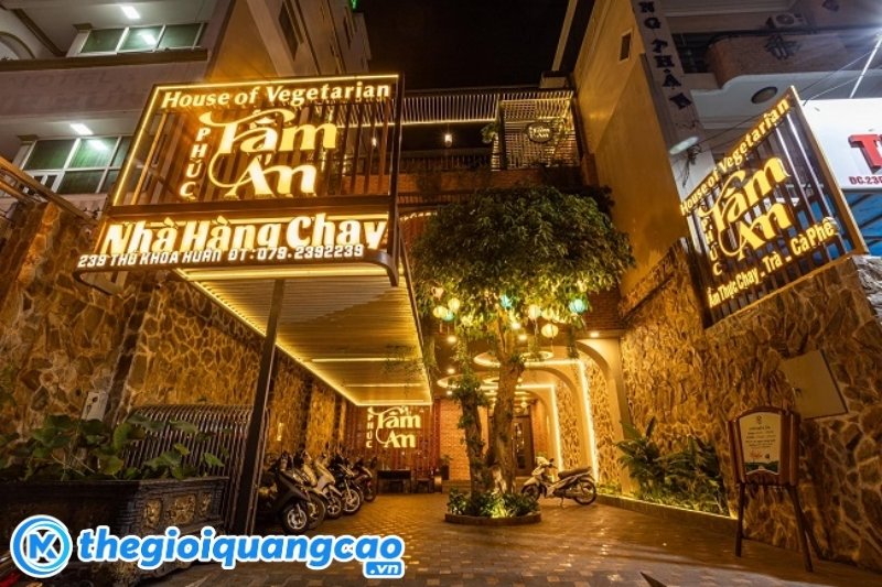 Bảng hiệu quán chay chữ nổi mica gắn đèn LED