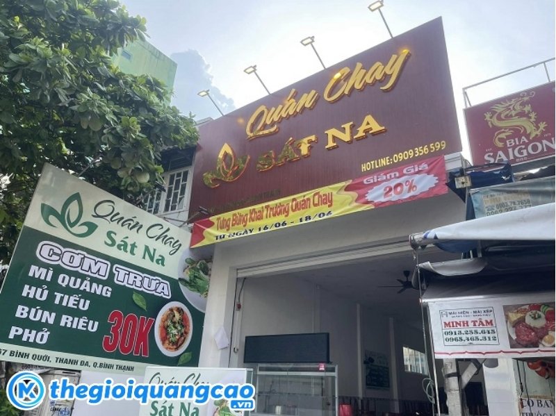 Bảng hiệu quán chay mặt dựng ALu chữ nổi Inox vàng gương