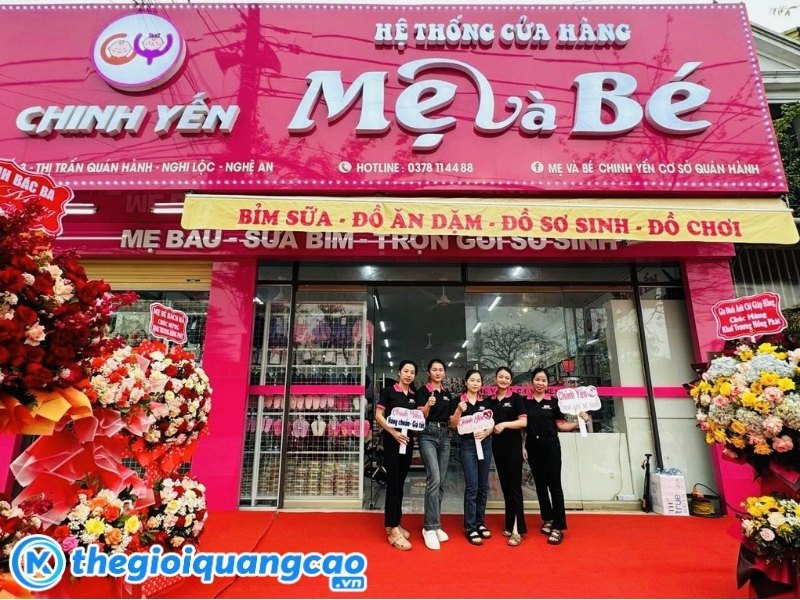 Bảng hiệu cửa h&agrave;ng mẹ v&agrave; b&eacute; mặt dựng ALu