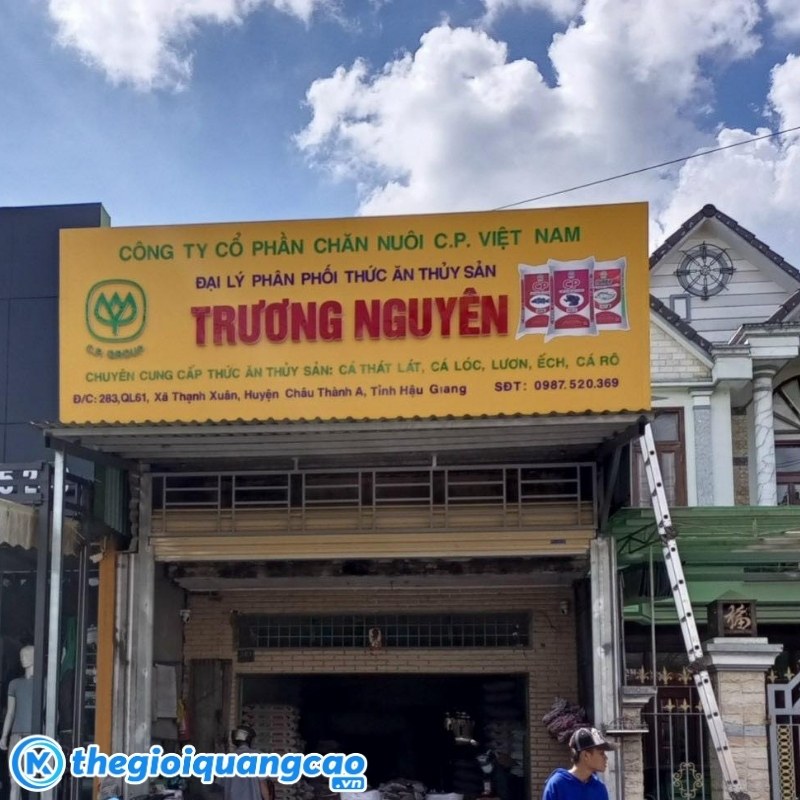 Mẫu bảng hiệu đại l&yacute; ph&acirc;n phối thức ăn gia s&uacute;c