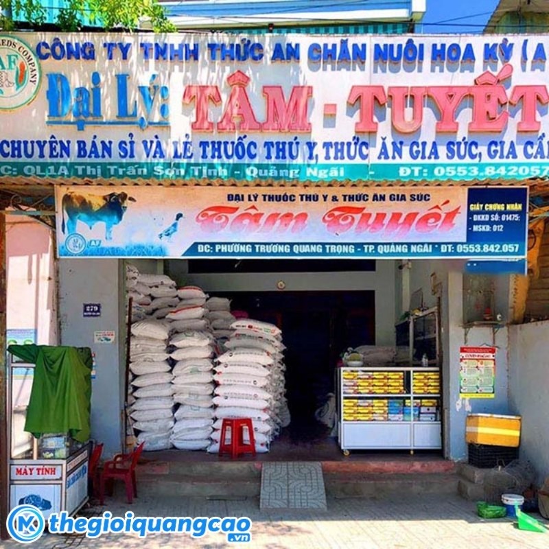 Bảng hiệu thức ăn gia s&uacute;c mặt dựng Alu chữ nổi Mica