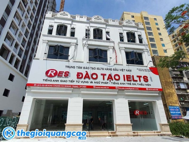 Bảng hiệu trung t&acirc;m ngoại ngữ mặt dụng Alu chữ nổi Mica